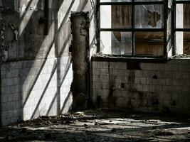 abandonado fábrica - enferrujado paredes e janelas foto