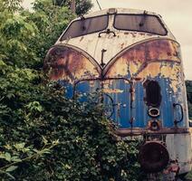 oxidado abandonado trem locomotiva a partir de a anos cinquenta foto