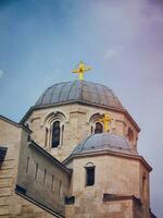 São Lucas ortodoxo Igreja cúpula com dourado cruzes foto