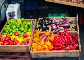 legumes dentro madeira caixotes - vegetariano mercado foto