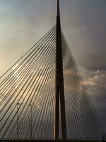 grande suspensão ponte às pôr do sol foto