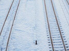 esvaziar trem faixas dentro a inverno Tempo foto