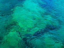 perfeito cristal Claro turquesa raso mar água foto