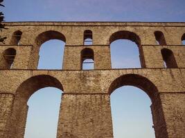 antigo romano aqueduto dentro cavala cidade - Grécia foto