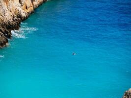 solitário mergulhador dentro uma surpreendente azul enseada - cristal azul mar foto