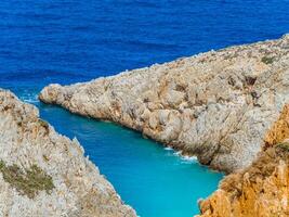 laranja falésias e lindo azul mar - Creta, Grécia foto