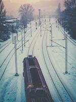 trem passagem através a neve coberto trem faixas foto