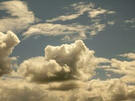 branco nuvens sobre pôr do sol verão céu fundo. fofo cumulus nuvens forma foto