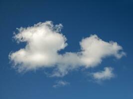 solteiro branco nuvem sobre azul céu fundo. fofo cumulus nuvem forma foto