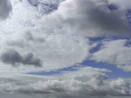 branco nuvens sobre azul céu fundo. fofo cumulus cloudscape foto