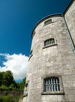 velho céltico castelo torre paredes, cortiça cidade prisão prisão dentro Irlanda. fortaleza, cidadela fundo foto