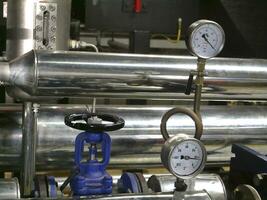 industrial uísque destilador construção, tubos e sensores, álcool Produção fábrica interior fundo foto