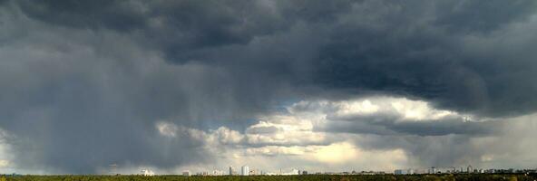 tempestade sobre moderno cidade, panorama foto