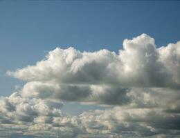 branco e cinzento cumulus nuvens fundo sobre a azul verão céu fundo foto