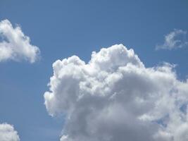 branco fofo nuvens dentro a profundo azul céu fundo foto