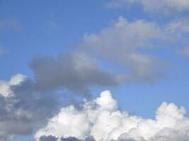 branco fofo nuvem sobre azul céu fundo, lindo céu foto