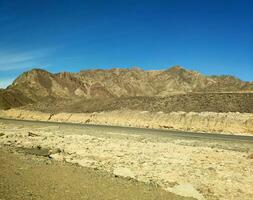 estrada dentro a deserto, Sinai montanhas, colinas foto