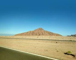 vulcão dentro a deserto e uma estrada foto