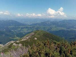 montanhas pico com verde Campos foto