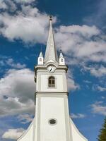católico Igreja e profundo azul céu, arquitetura dentro Ucrânia foto