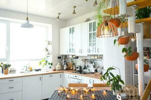 a geral plano do uma luz branco moderno rústico cozinha com uma modular metal Escadaria decorado com em vaso plantas. interior do uma casa com plantas de casa foto