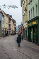 heidelberg, Alemanha - dezembro 26, 2018 - pequeno limitar rua dentro a velho parte do a cidade foto