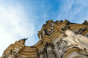 inferior acima Visão em a antigo catedral foto