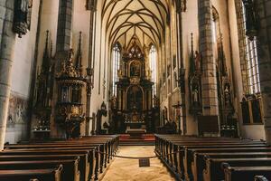 cesky Krumlov, tcheco república - 15 agosto, 2019 - interior do a antigo católico catedral dentro a manhã luz foto