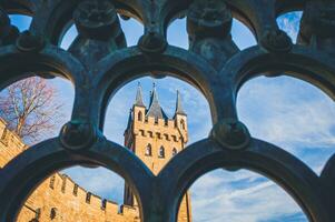 Visão em a castelo através a cerca foto