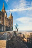 medieval castelo em uma ensolarado clima com uma azul céu em a fundo foto