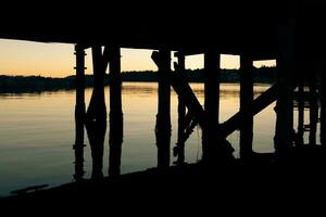 pôr do sol debaixo a ponte foto