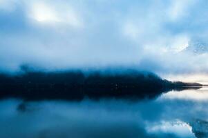 manhã em a montanha lago coberto com névoa foto