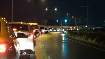 tráfego geléias em a estrada às noite foto