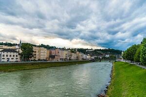 salzburgo, Áustria - 15 agosto 2019 - central parte do a cidade com uma rio e verde fronteiras com árvores foto