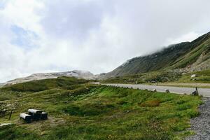 grandes rodovia indo entre a montanhas coberto com nuvens foto