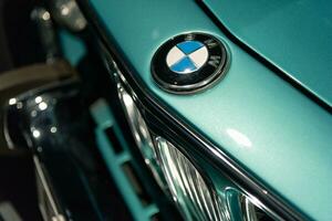 Munique, Alemanha - agosto 27, 2019 - fechar acima tiro do uma BMW logotipo em uma vintage modelo foto