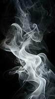 fumaça branca em um fundo preto foto