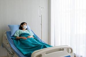paciente asiático pega pneumonia. ela está internada no hospital