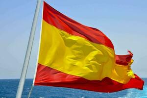 espanhol bandeira em a mar foto