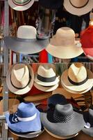 muitos chapéus estão exibido em uma prateleira foto