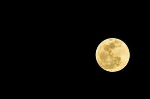 a lua é visto dentro a Sombrio céu foto