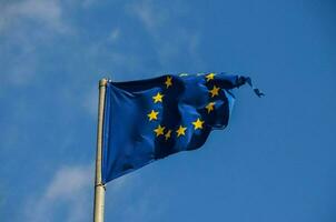 a europeu União bandeira moscas dentro a vento foto