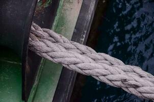 fechar acima do uma corda em uma barco foto