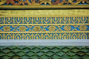 a dourado e azul azulejos em a parede foto