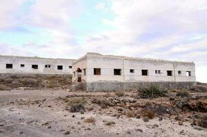 abandonado edifícios dentro a deserto perto a costa foto