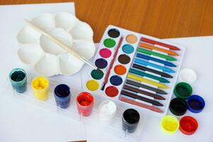 pratos do colorida cor, branco papel e equipamento para estudando arte assunto, conceito, arte ensino materiais , Educação, Diversão atividade, realçar crianças imaginação , criatividade, concentração e relaxar foto