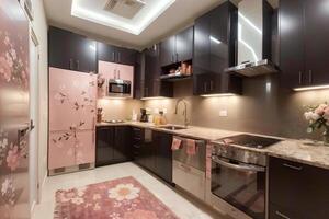 luxuoso cozinha com elegante mobília e de bom gosto decoração. sereno e espaçoso cozinhando espaço, pêssego e pó Rosa luxo interior Projeto floral cor geladeira e forno .ai gerado foto