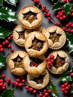 foto do Natal picadinho tortas cercado de azevinho folhas. ai gerado