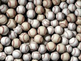uma ampla pilha do beisebol bolas. ai gerado foto