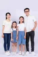 retrato de família asiática em fundo branco foto